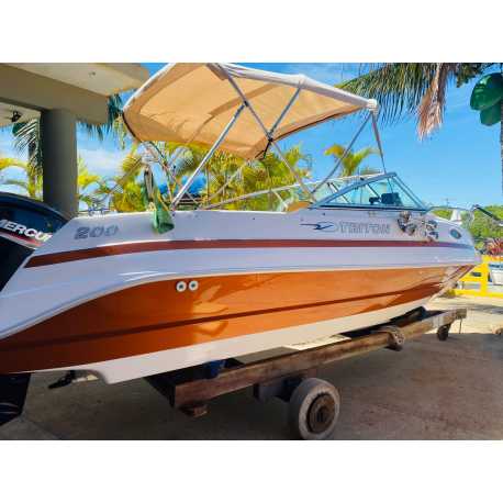 Lancha Triton 200 Cabinada